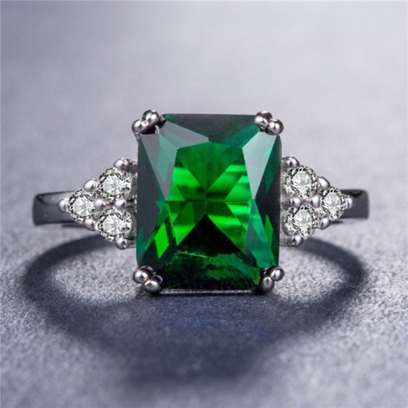 Beautiful 925 Silver Princess Cut Emerald Ring - Picture 2 of 3